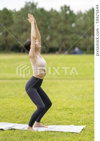 Yoga Relaxed feeling in the grass park (chair pose) Correcting the pelvis O Improving leg, alleviating knee pain Yoga Relaxed feeling in the grass park (chair pose) Correcting the pelvis O Improving leg, alleviating knee pain 58925644