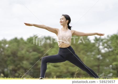 瑜伽在草地上放鬆的感覺(英雄姿勢/戰士姿勢)臀部的緊繃,平衡感,專注力 瑜伽在草地上放鬆的感覺(英雄姿勢/戰士姿勢)臀部的緊繃,平衡感,專注力 58925657