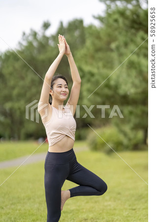 瑜伽在草地上放鬆的感覺（樹形姿勢）對塑造腿部和臀部也有效 58925658