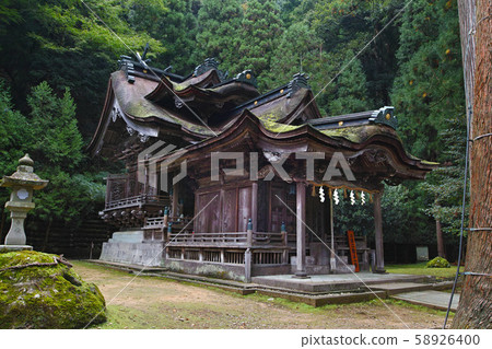 Fukui / Otaki Shrine (Okata Shrine) Complex Shrine Main Hall/Worship Hall Also known as "the shrine with the most complex roof in Japan" Fukui / Otaki Shrine (Okata Shrine) Complex Shrine Main Hall/Worship Hall Also known as "the shrine with the most complex roof in Japan" 58926400