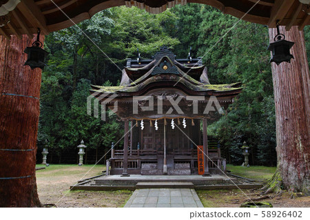 Fukui / Otaki Shrine (Okata Shrine) Complex Shrine Main Hall/Worship Hall Also known as "the shrine with the most complex roof in Japan" Fukui / Otaki Shrine (Okata Shrine) Complex Shrine Main Hall/Worship Hall Also known as "the shrine with the most complex roof in Japan" 58926402