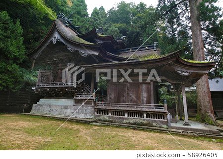 Fukui / Otaki Shrine (Okata Shrine) Complex Shrine Main Hall/Worship Hall Also known as "the shrine with the most complex roof in Japan" Fukui / Otaki Shrine (Okata Shrine) Complex Shrine Main Hall/Worship Hall Also known as "the shrine with the most complex roof in Japan" 58926405