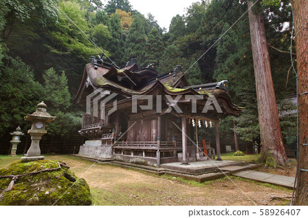 Fukui / Otaki Shrine (Okata Shrine) Complex Shrine Main Hall/Worship Hall Also known as "the shrine with the most complex roof in Japan" Fukui / Otaki Shrine (Okata Shrine) Complex Shrine Main Hall/Worship Hall Also known as "the shrine with the most complex roof in Japan" 58926407