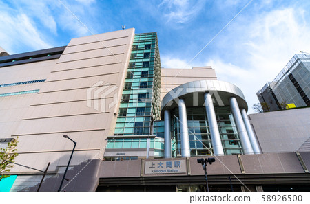 在日本橫濱城市景觀前的上岡岡站的意見 58926500