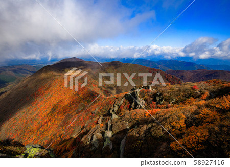 《Kuju Mountains in Oita Prefecture》 From the summit of Mt. Ofuna to the ridge of Mt. Ofuna 《Kuju Mountains in Oita Prefecture》 From the summit of Mt. Ofuna to the ridge of Mt. Ofuna 58927416