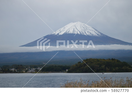 河口湖和富士山 58927770