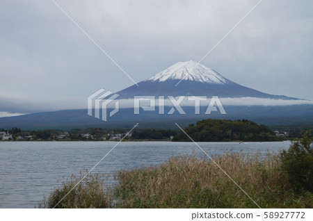 河口湖和富士山 58927772