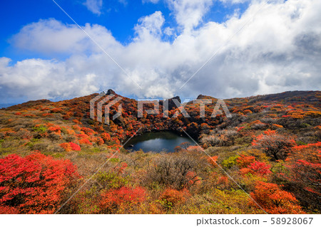 《Kuju Mountain Range, Oita Prefecture》 Autumn leaves of Oike in Ofunayama 《Kuju Mountain Range, Oita Prefecture》 Autumn leaves of Oike in Ofunayama 58928067