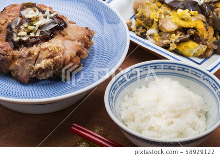 Oiled chicken and Chinese side dish 58929122