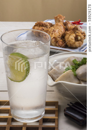 酸辣雞肉，芋頭和燉牛肉 58929178