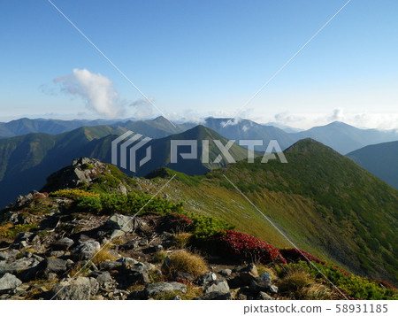 從北海道Horojiri山的山頂看日高山脈 從北海道Horojiri山的山頂看日高山脈 58931185
