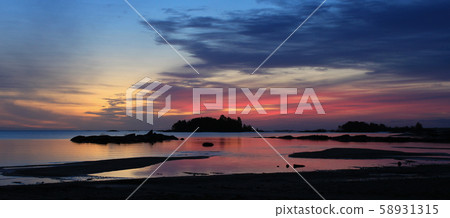 Pink sunrise at Lake Vanern.  58931315