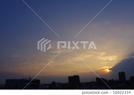 Evening sky and sunlight (Photo location: Kanagawa Prefecture) 58932334