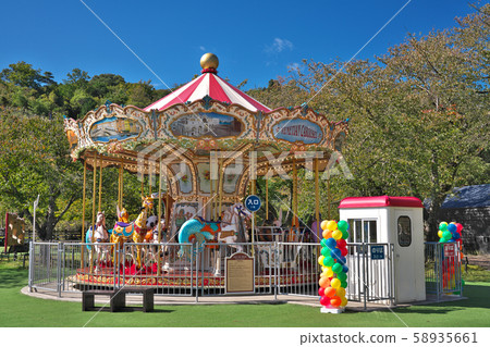 [Amusement park playground equipment (Merry-go-round)] 58935661