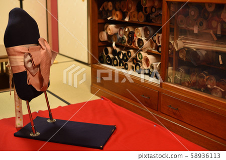 模特兒在和服店裡練習修身1 58936113