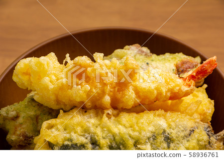 Bowl of rice and fried fish. (Tempura is shrimp tempura, sardine tempura, etc.) 58936761