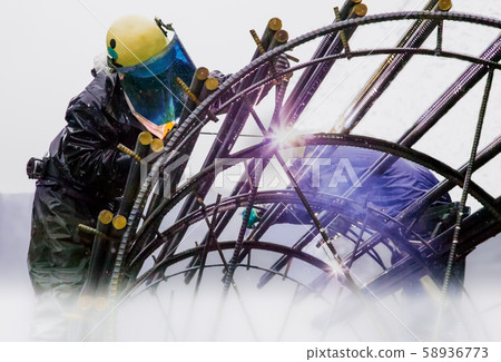 We are doing welding work on reinforcing bars. It is a model work site equipped with safety measures and protective equipment. Hiroshima 58936773
