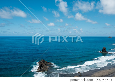 Ocean horizon with blue sky and rocks near beach / Ocean horizon with blue sky and rocks near beach / 58938623