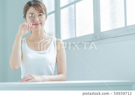 美麗的年輕女子Buehler睫毛 美麗的年輕女子Buehler睫毛 58939712