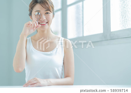 美麗的年輕女子Buehler睫毛 美麗的年輕女子Buehler睫毛 58939714