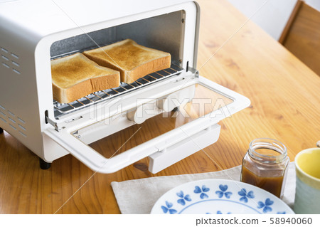 Baking bread with an oven toaster 58940060