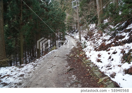 雪域景觀和冰凍的山間小道 58940568