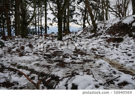 刮除剩餘的雪製成的山上雪人 刮除剩餘的雪製成的山上雪人 58940569