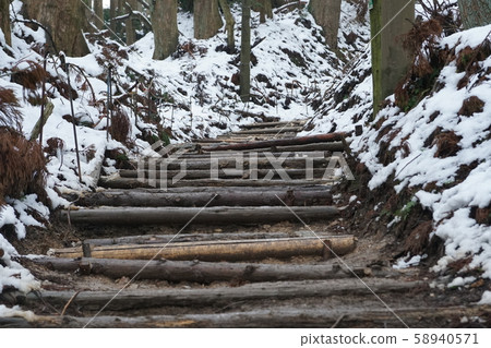 樓梯穿過雪和泥濘的道路 樓梯穿過雪和泥濘的道路 58940571