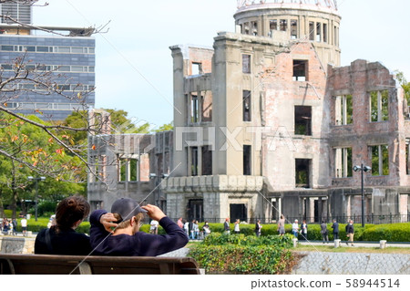 原子彈爆炸圓頂屋和外國人訪問日本廣島 58944514