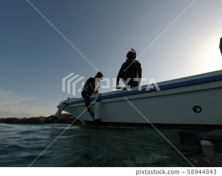 在沖繩海潛水 在沖繩海潛水 58944843