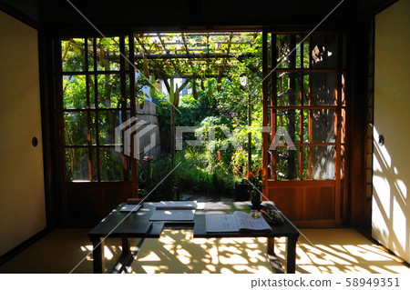 October Taitung 64 child ruler and seat (glass door open) and Kozono 58949351