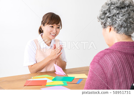 照顧者稱讚老人摺紙 58951731