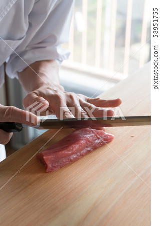 In front of the board to catch salmon sashimi 58951755