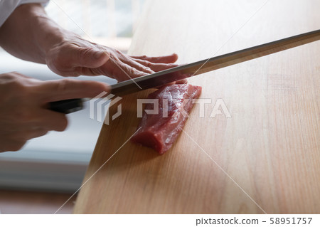 In front of the board to catch salmon sashimi 58951757