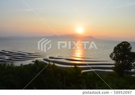 Oshikiki海岸,沙灘潮汐的日落美景(Uto Peninsula北岸/ Shimodami鎮,Uto市,熊本縣) Oshikiki海岸,沙灘潮汐的日落美景(Uto Peninsula北岸/ Shimodami鎮,Uto市,熊本縣) 58952097