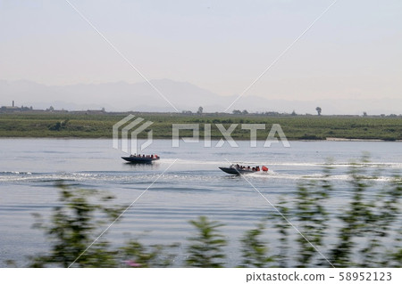 在與朝鮮接壤的河上觀光船船 在與朝鮮接壤的河上觀光船船 58952123