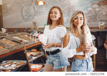 Beautiful girls buys buns at the bakery 58952346