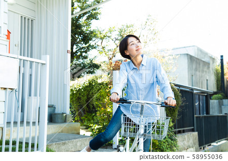 女人騎自行車入口生活方式 58955036
