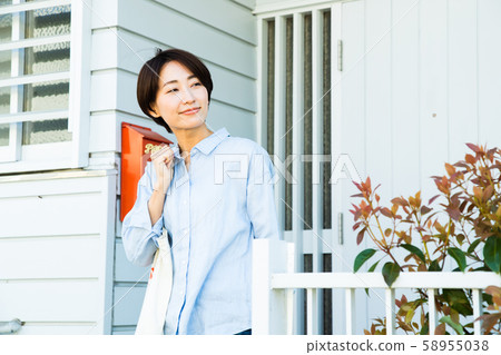 Ladies Shopping Entrance Lifestyle Ladies Shopping Entrance Lifestyle 58955038