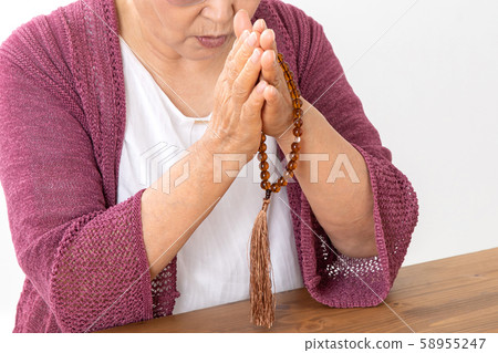 Elderly woman 58955247