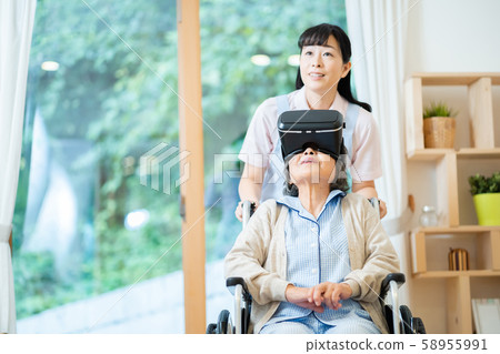 Recreation VR virtual reality nursing image senior day care care worker nursing home 58955991