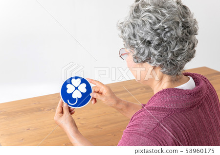 老年殘疾婦女化妝 58960175
