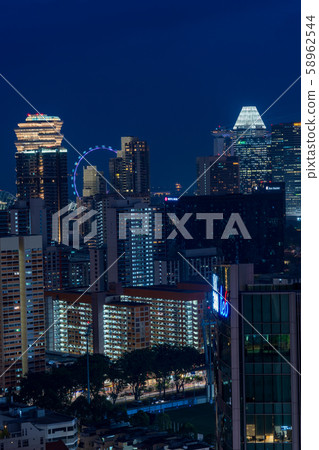 新加坡城市夜景（垂直構圖） 58962544