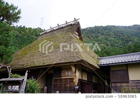 屋頂的老房子 屋頂的老房子 58963065