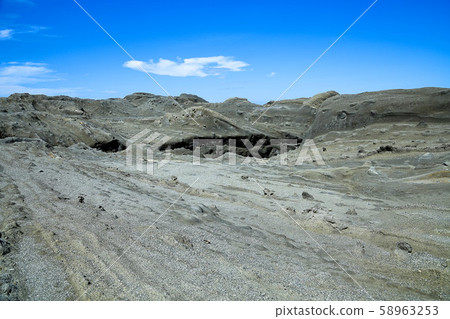 藍天下奇形怪狀的沙灘 58963253