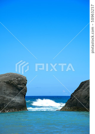 從兩塊岩石中望向遠方的浪花 從兩塊岩石中望向遠方的浪花 58963257