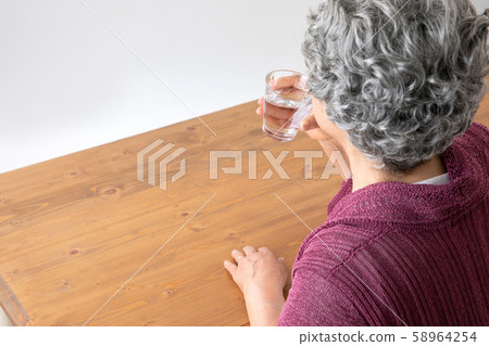 Elderly woman 58964254