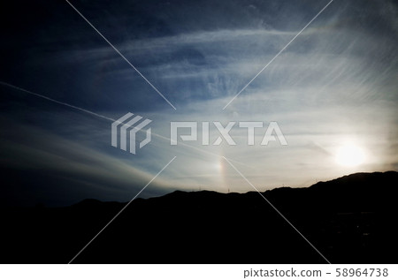 戲劇性的天空(錐,雲,太陽,雲) 戲劇性的天空(錐,雲,太陽,雲) 58964738