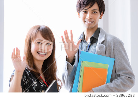 年輕的男人和女人揮舞著 年輕的男人和女人揮舞著 58965288