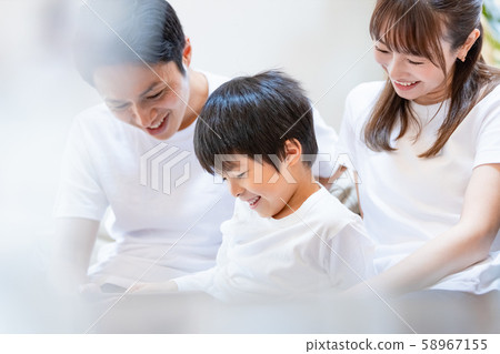 家庭家庭父母和子女平板電腦 家庭家庭父母和子女平板電腦 58967155